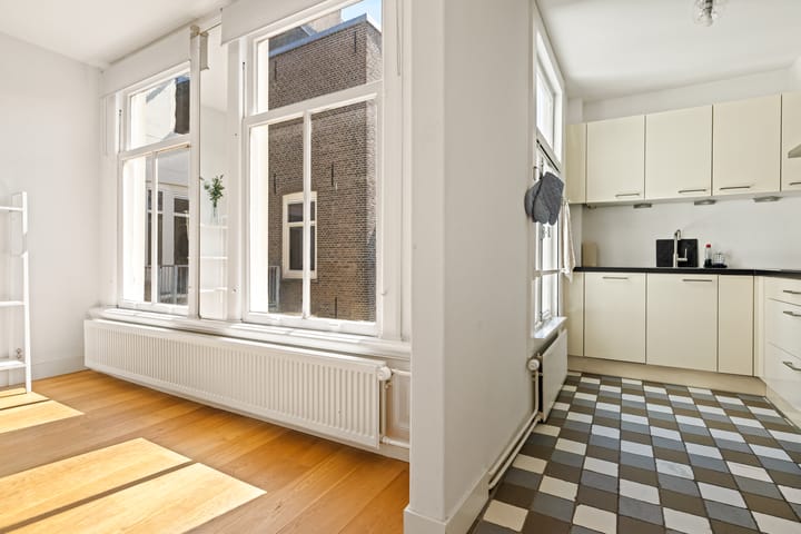 Photo 6 of Derde Helmersstraat 3-3