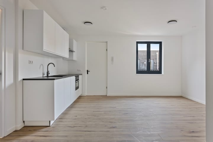 Photo 4 of Bredaseweg 38-H