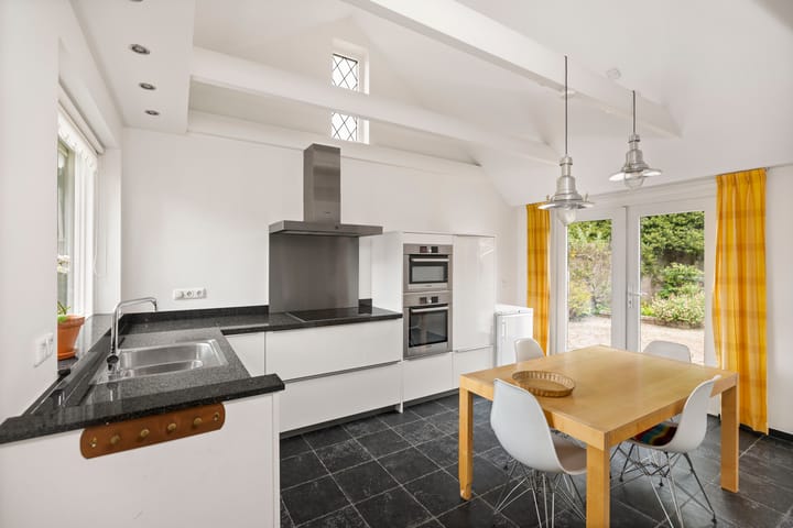 Photo 15 of Burgemeester Bloemersstraat 59