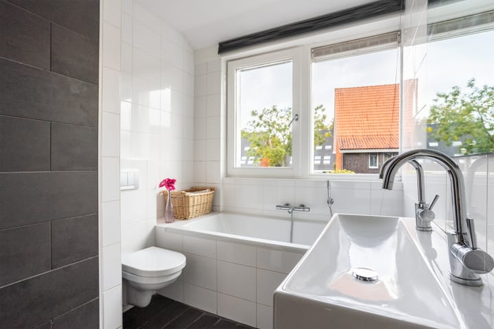 Foto 16 van De Bazelweg 5