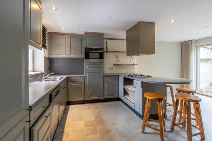 Photo 31 of Spoorstraat 58