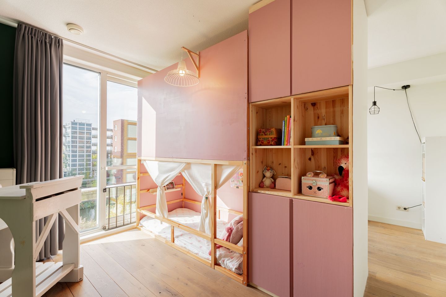 Photo 34 of Emmy Andriessestraat 4