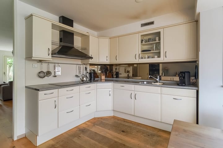 Photo 4 of Johan Huizingastraat 8