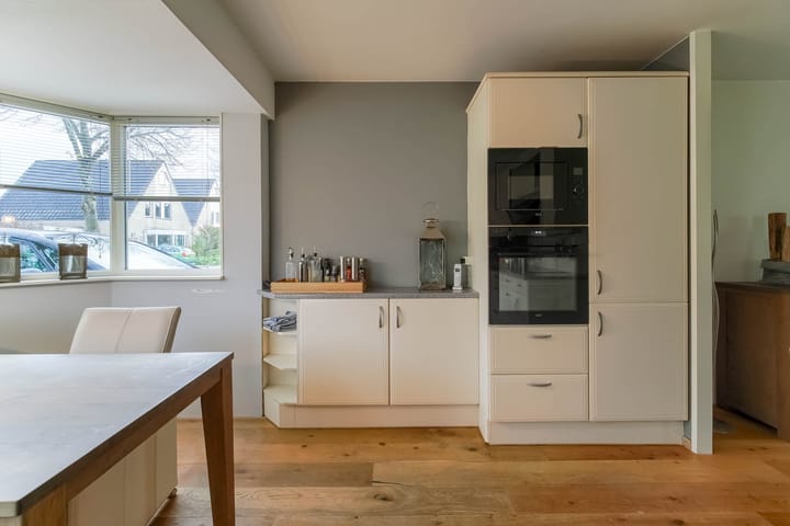 Photo 11 of Johan Huizingastraat 8