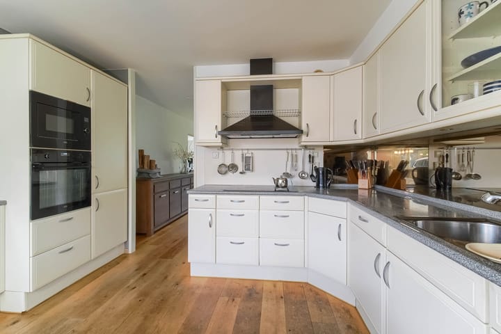 Photo 13 of Johan Huizingastraat 8