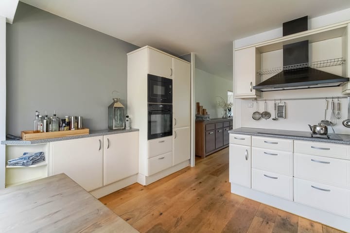 Photo 14 of Johan Huizingastraat 8