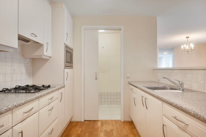 Photo 31 of Peter Benensonstraat 7