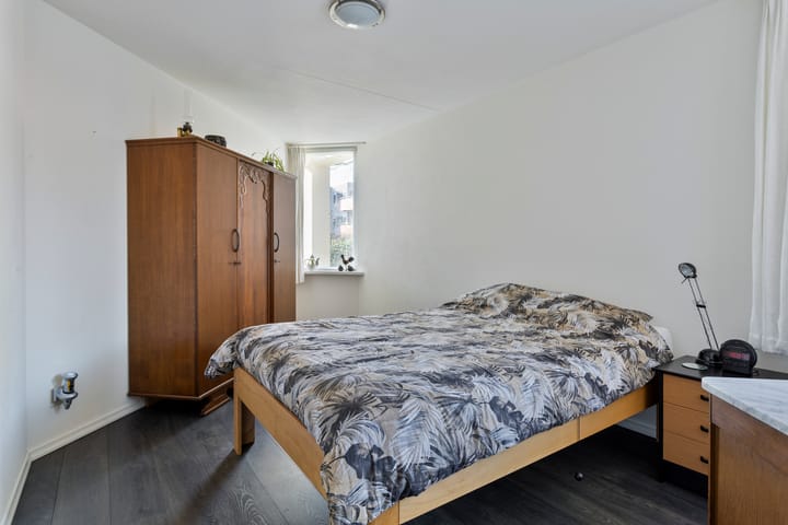 Photo 37 of Peter Benensonstraat 7