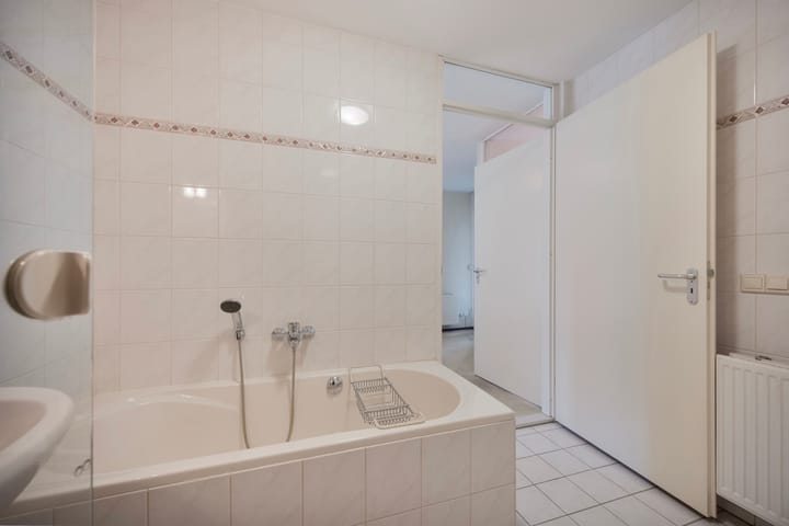 Photo 39 of Peter Benensonstraat 7