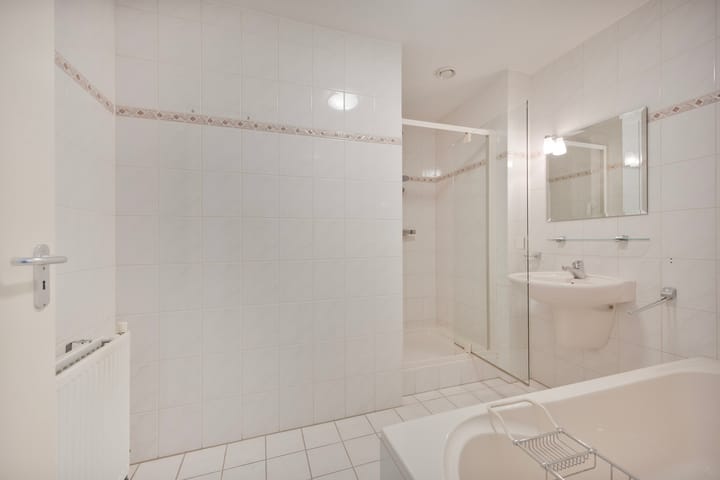 Photo 40 of Peter Benensonstraat 7