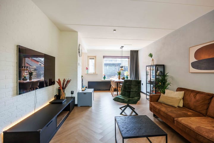 Photo 14 of Van Ewsumstraat 8