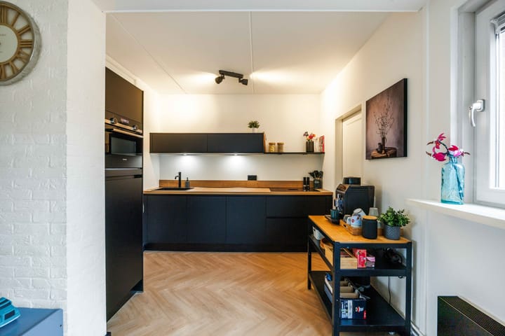 Photo 17 of Van Ewsumstraat 8