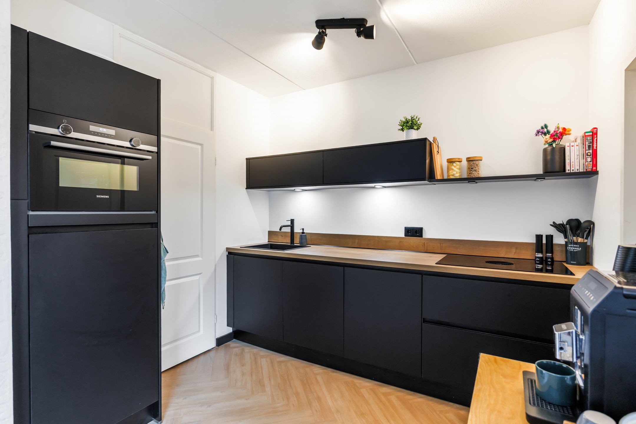 Photo 18 of Van Ewsumstraat 8