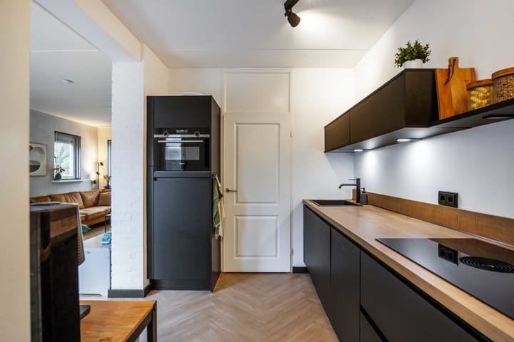 Photo 19 of Van Ewsumstraat 8