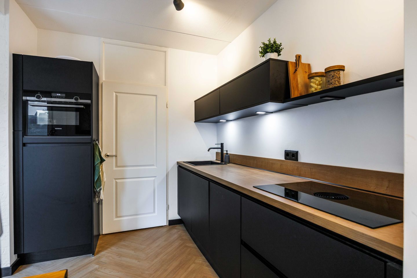 Photo 20 of Van Ewsumstraat 8