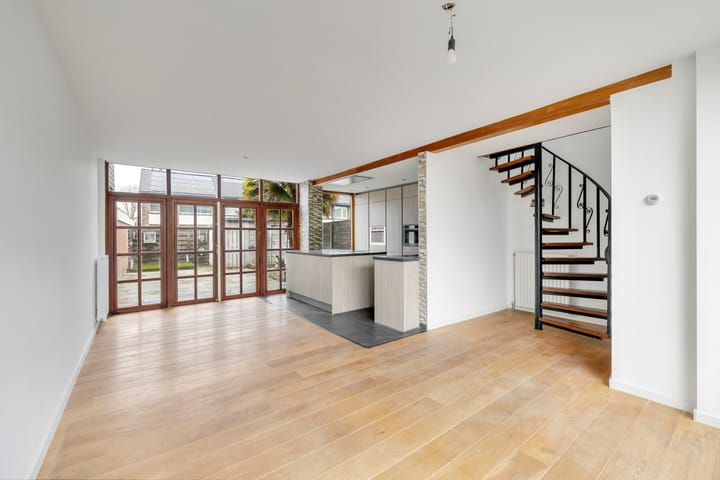 Photo 2 of Mr G Groen van Prinstererlaan 1