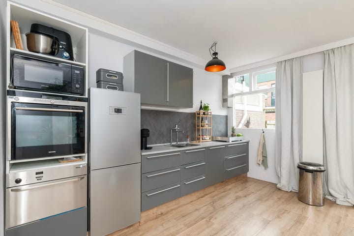 Photo 8 of Diepenbrockstraat 77