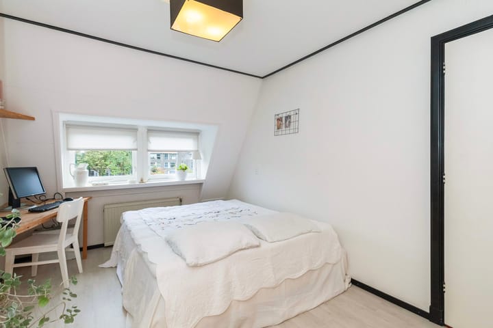 Photo 41 of Diepenbrockstraat 77