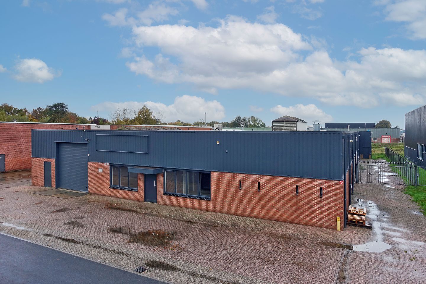 View photo 2 of Van der Hoopweg 5