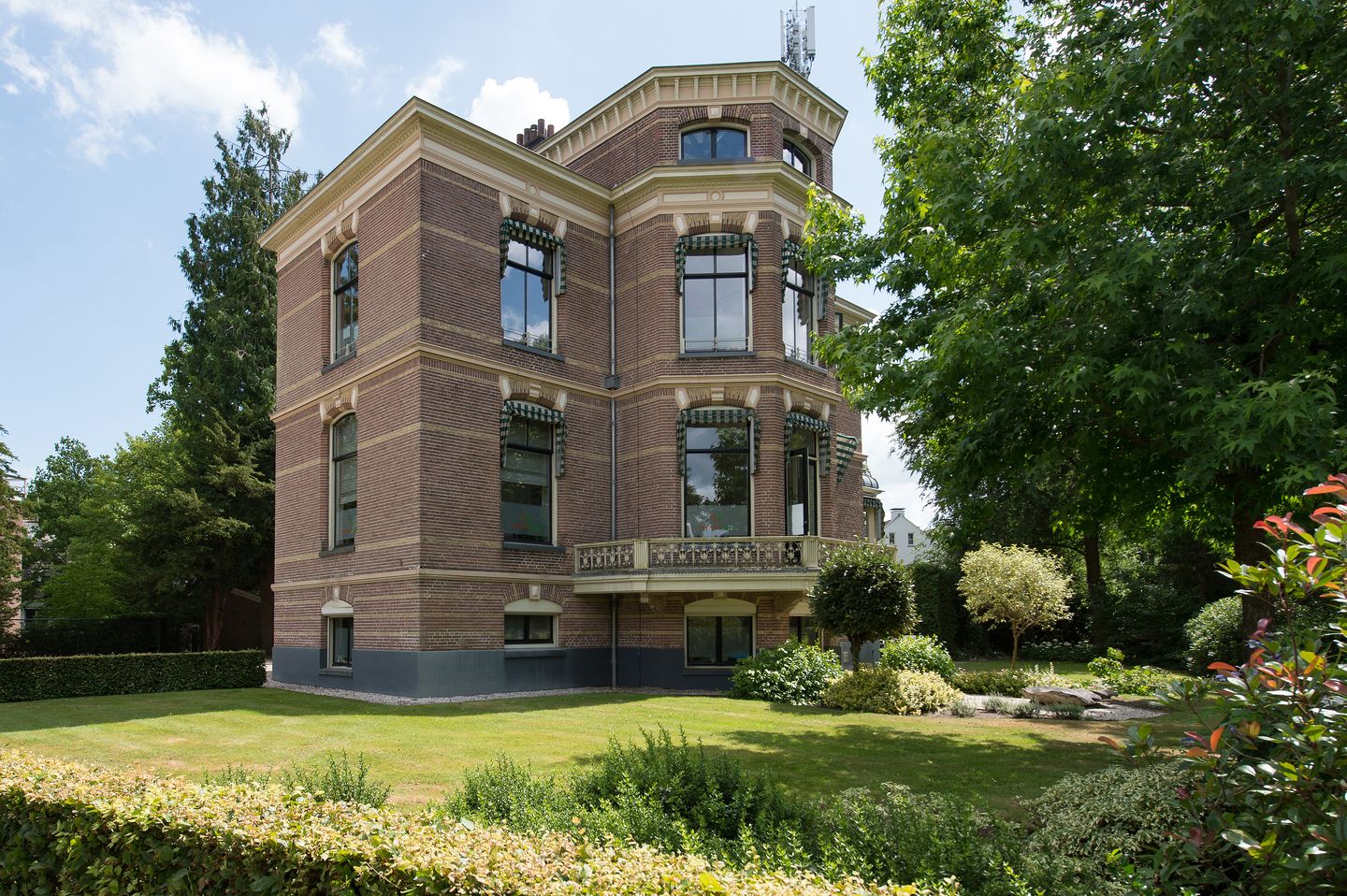 Bekijk foto 2 van Dr. Nassaulaan 9