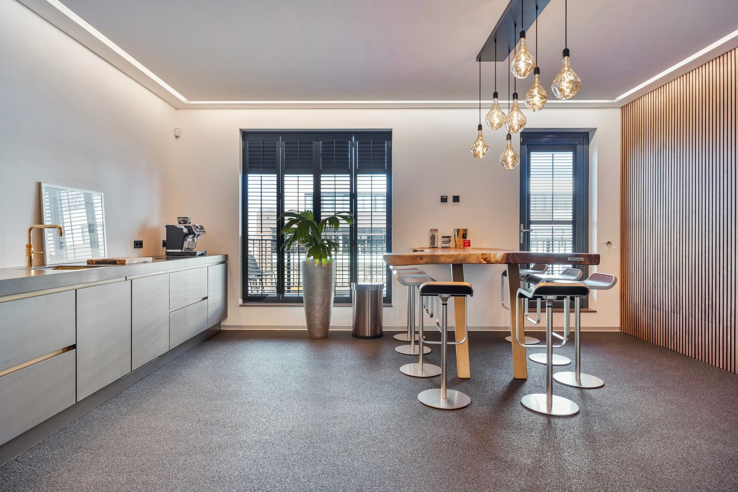 View photo 2 of Pieter Zeemanstraat 5