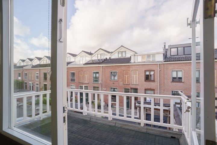 Photo 20 of Van Renswoudestraat 34