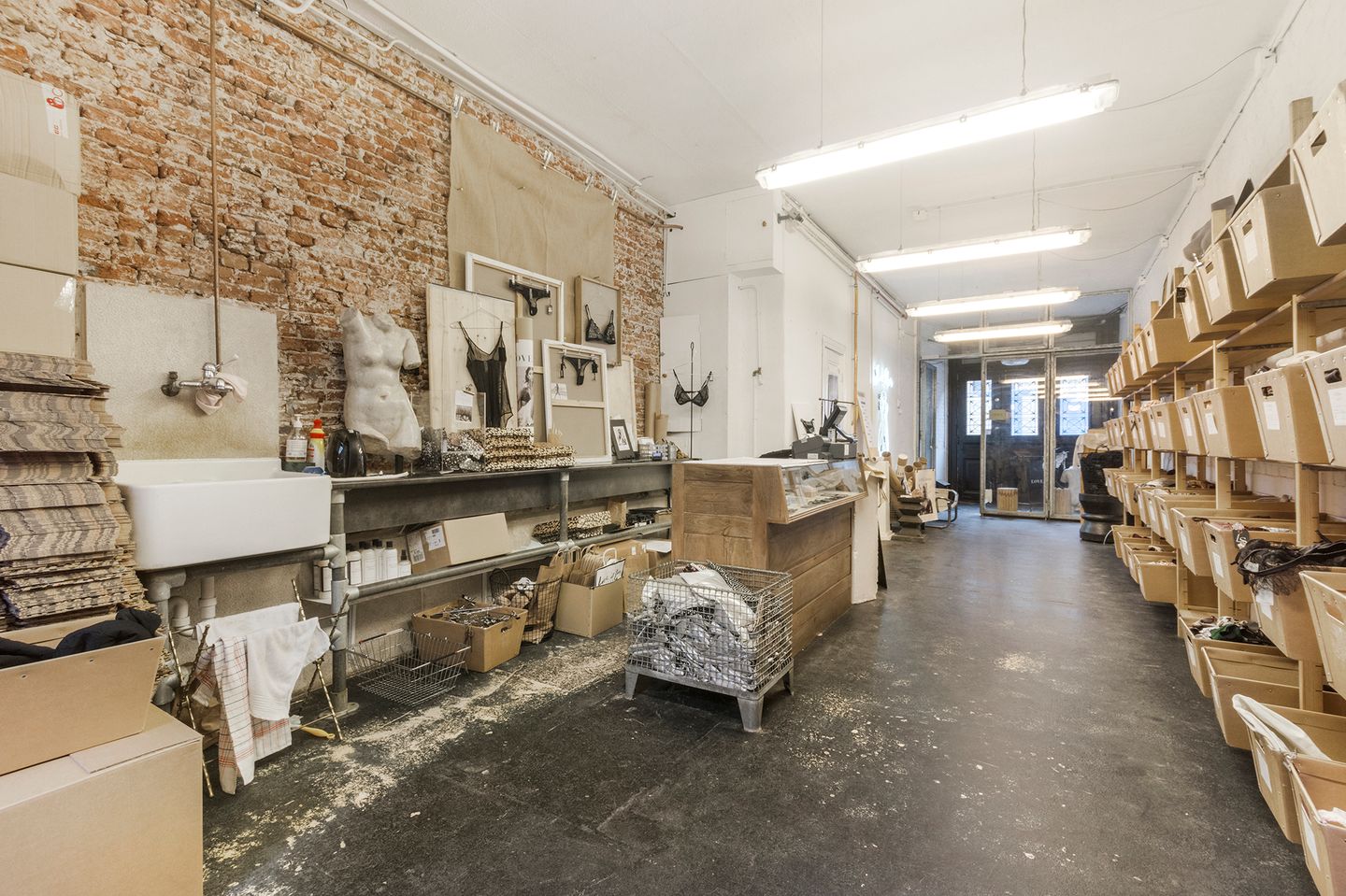 View photo 2 of Oudezijds Achterburgwal 145-H