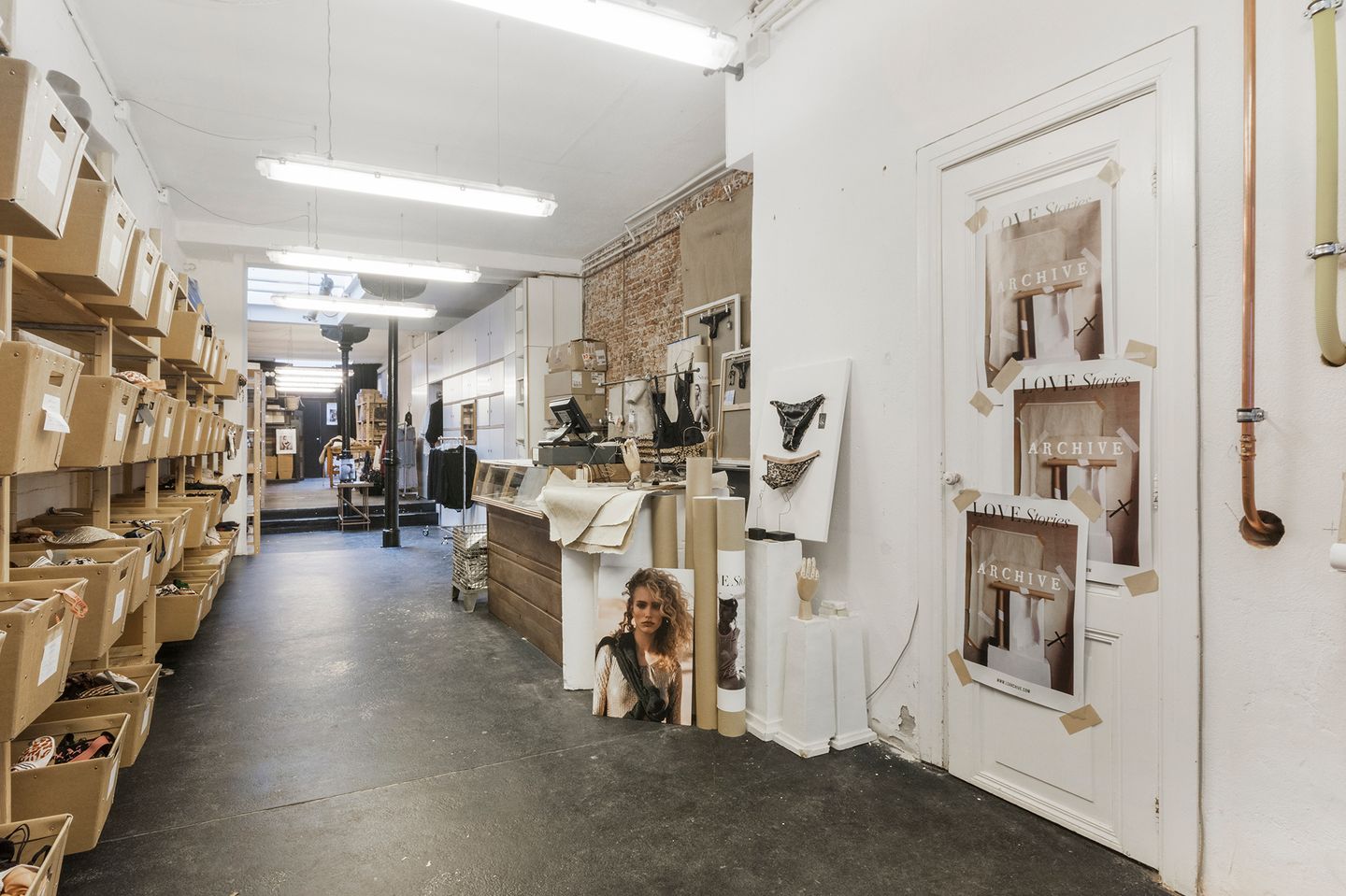 View photo 4 of Oudezijds Achterburgwal 145-H