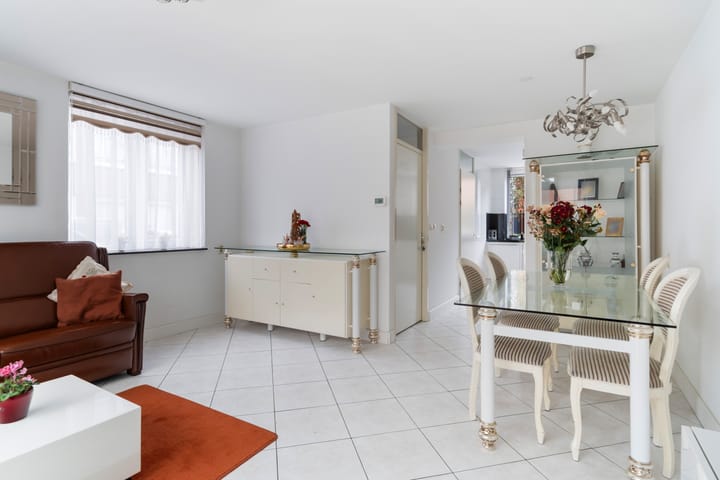 Photo 14 of Van Miereveltstraat 55