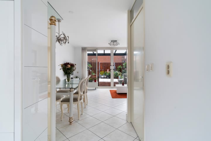 Photo 17 of Van Miereveltstraat 55