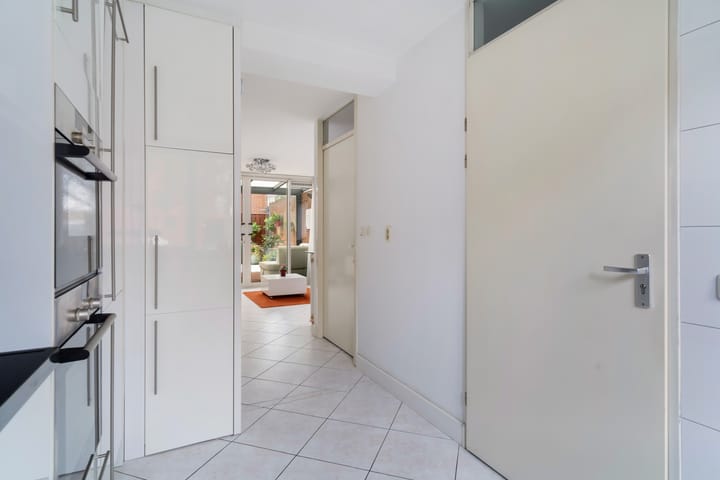 Photo 18 of Van Miereveltstraat 55