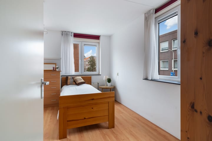 Photo 24 of Van Miereveltstraat 55