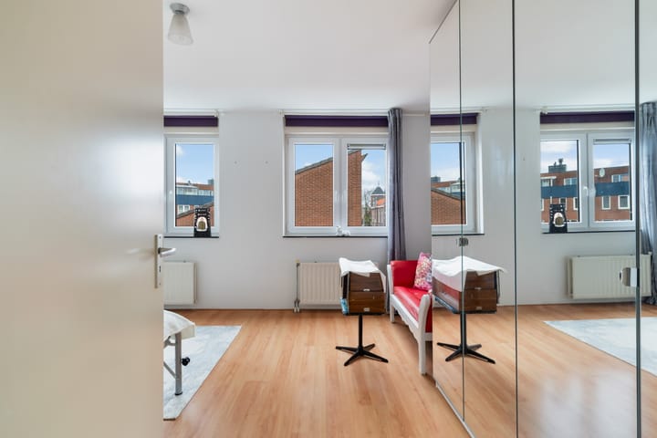 Photo 37 of Van Miereveltstraat 55