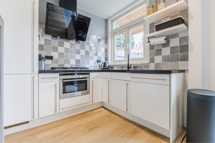 Photo 4 of Loenensestraat 75