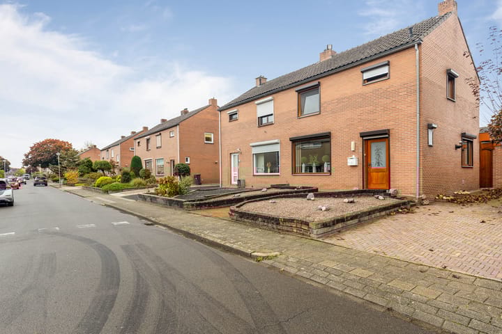 Photo 6 of Heiveldstraat 23