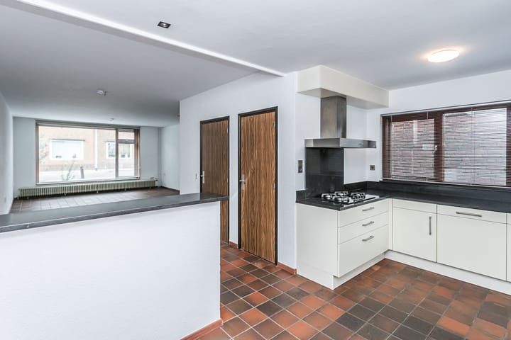 Photo 6 of Heiveldstraat 43