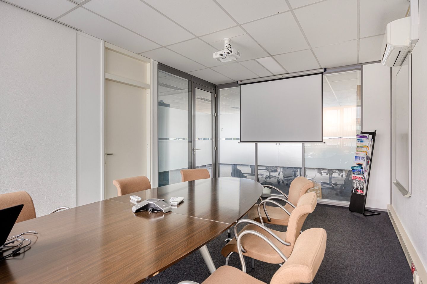 View photo 4 of Overwegwachter 6