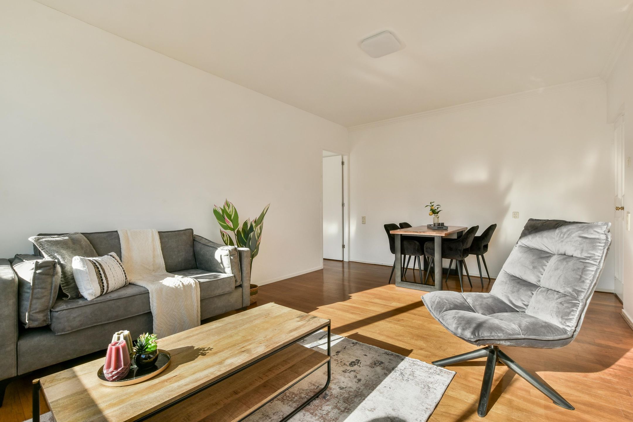 Foto 6 van Waterlooplein 153