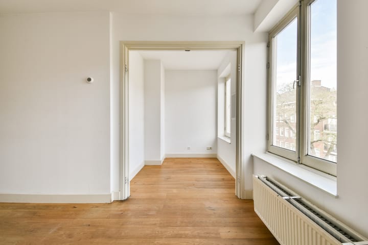 Photo 4 of John Franklinstraat 57-3