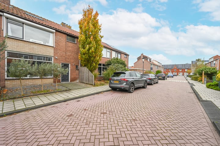 Photo 36 of Henriëtte Roland Holststraat 16