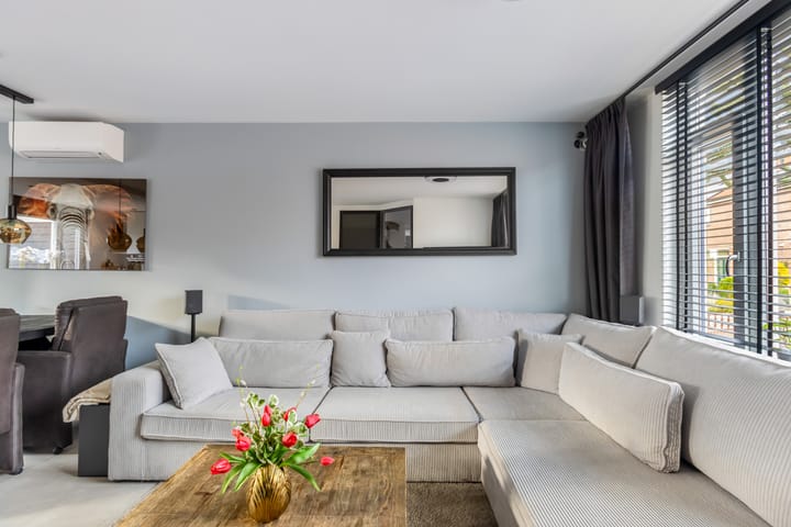 Photo 6 of Van Vollenhovenstraat 10