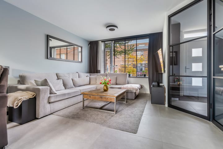 Photo 8 of Van Vollenhovenstraat 10