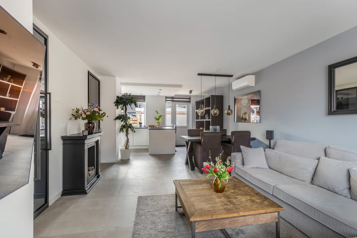 Photo 11 of Van Vollenhovenstraat 10