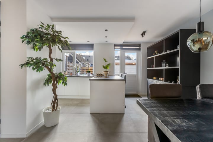 Photo 12 of Van Vollenhovenstraat 10