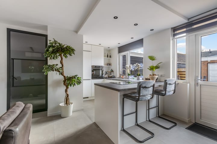 Photo 13 of Van Vollenhovenstraat 10