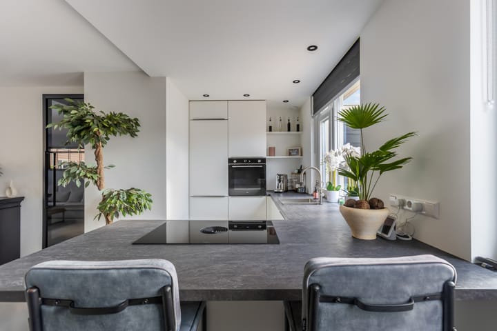 Photo 14 of Van Vollenhovenstraat 10