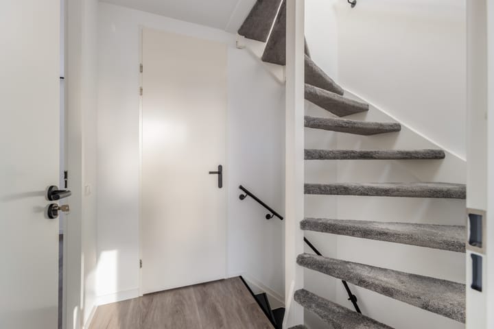 Photo 18 of Van Vollenhovenstraat 10