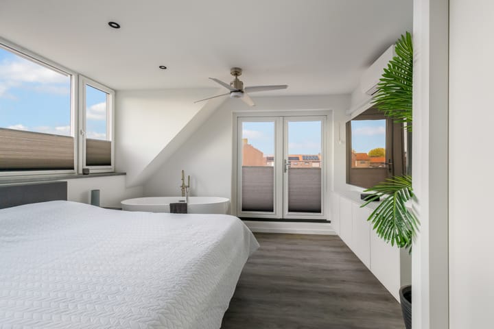 Photo 20 of Van Vollenhovenstraat 10