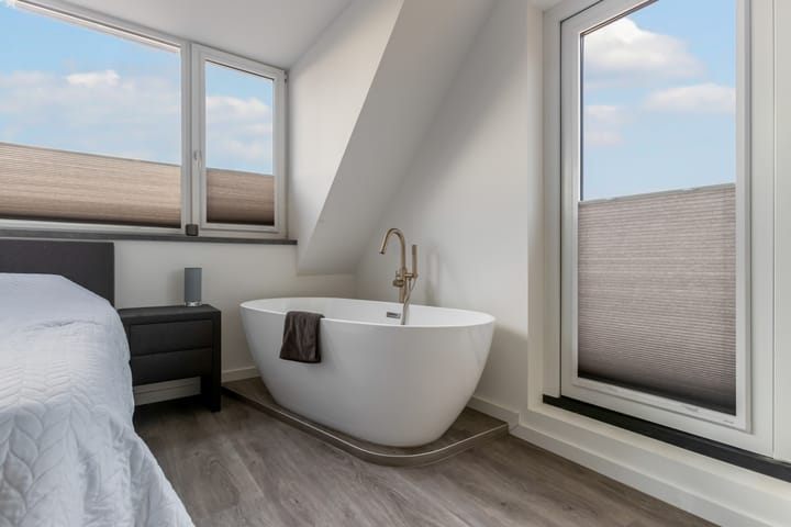 Photo 21 of Van Vollenhovenstraat 10