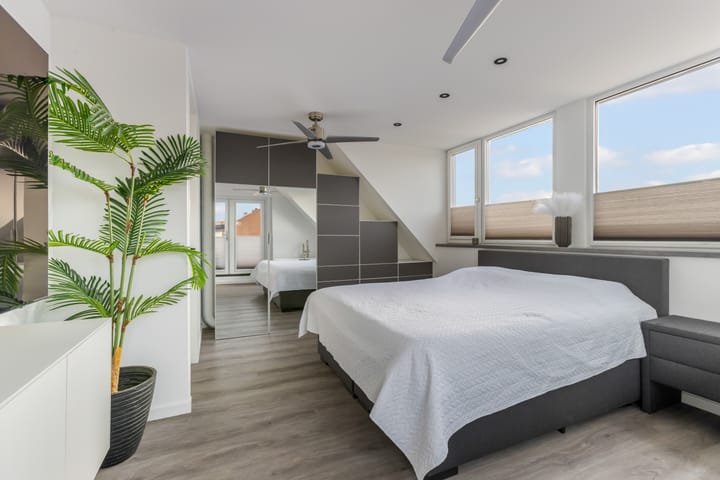 Photo 22 of Van Vollenhovenstraat 10